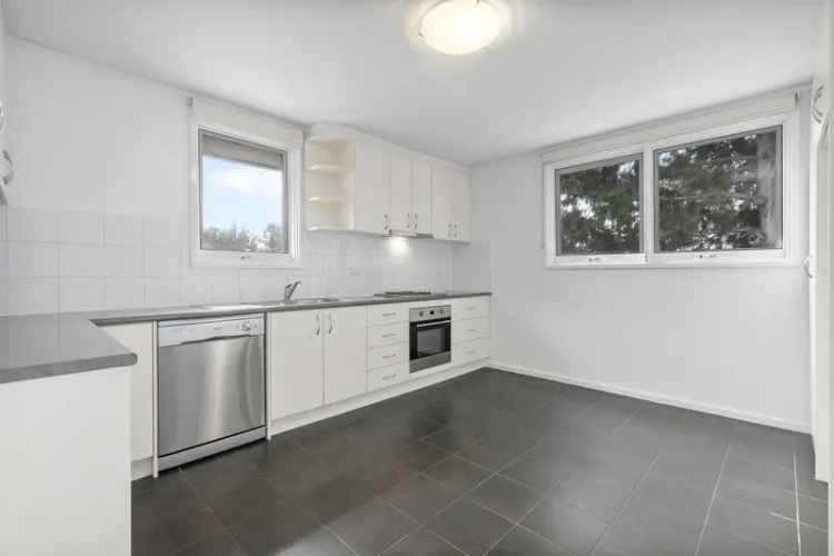 4 Bedroom Family Home Near Light Rail and CBD