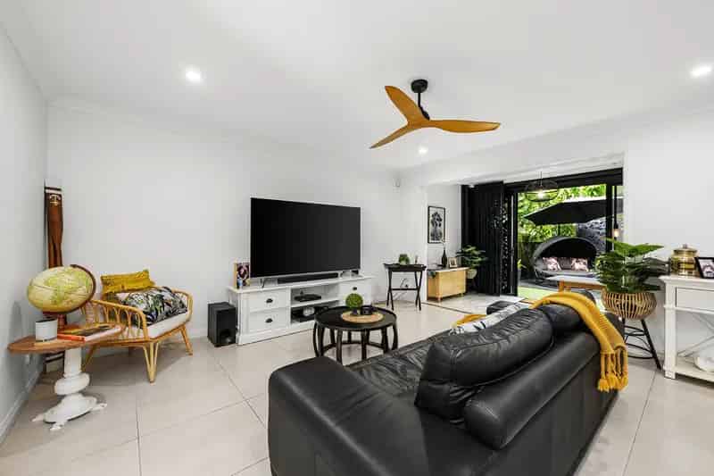 Beautifully Renovated Townhouse in Verandahs at The Pines - Lifestyle, Location & Comfort