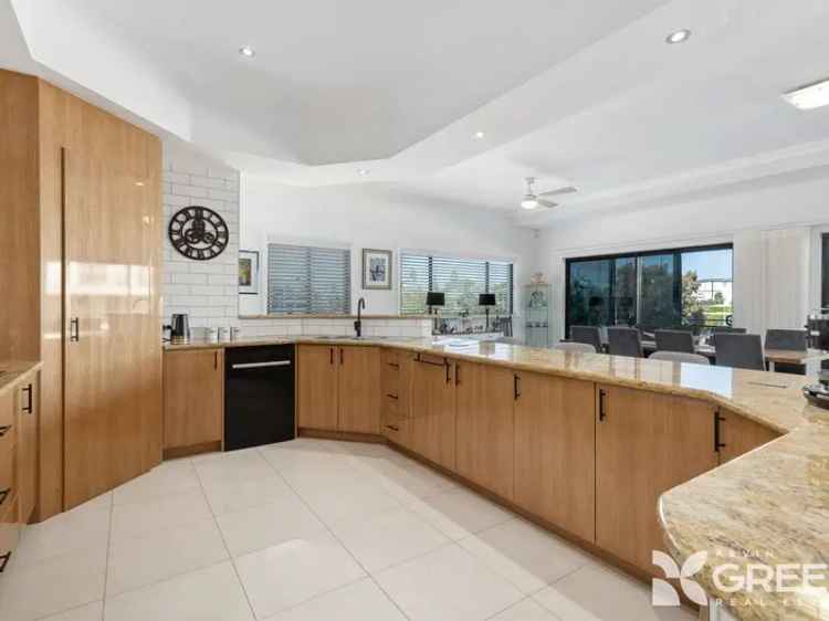 Luxury Canal-Front Apartment in Mandurah