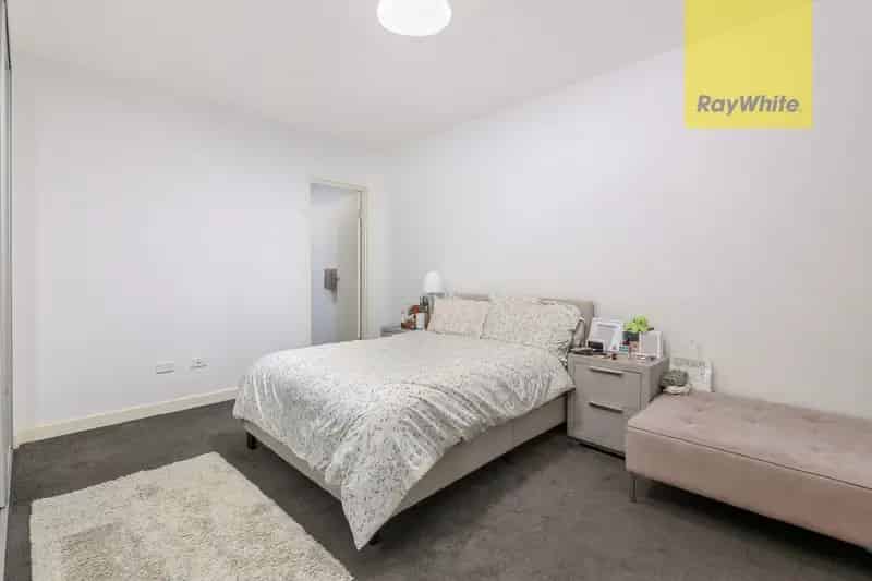 Stylish Rent Apartment in Prime Parramatta Location with Balcony