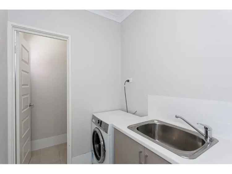 3 Bed 2 Bath North Perth Home - City Views & Courtyard