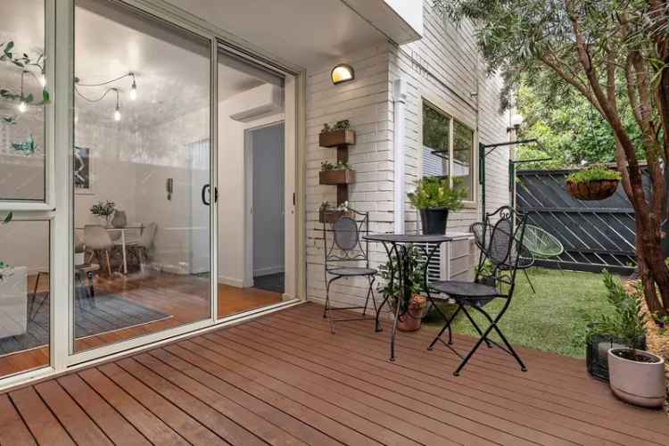 Modern 1-Bedroom Apartment with Courtyard Oasis