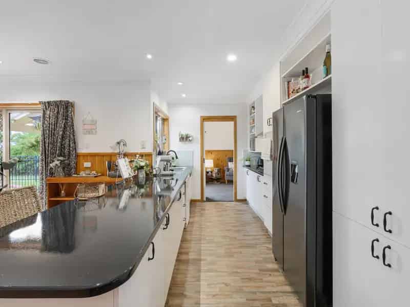 Buy House in Wahgunyah with 4 Bedrooms and Pool