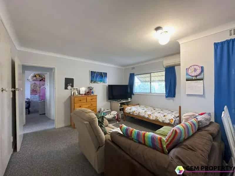 2x1 Unit in a Great Location!!