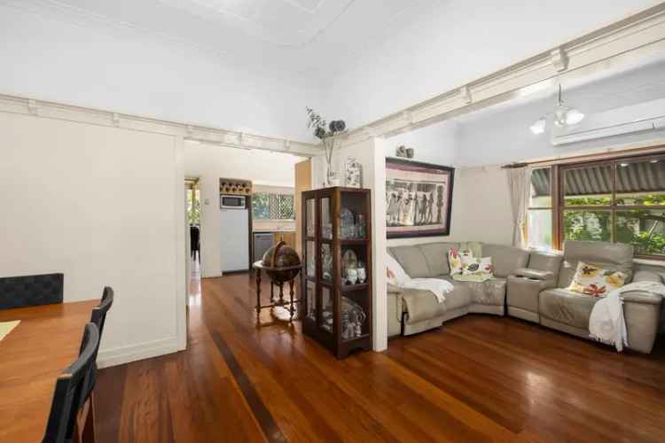 Character Family Home Steps from Cafes, Transport and Hendra School