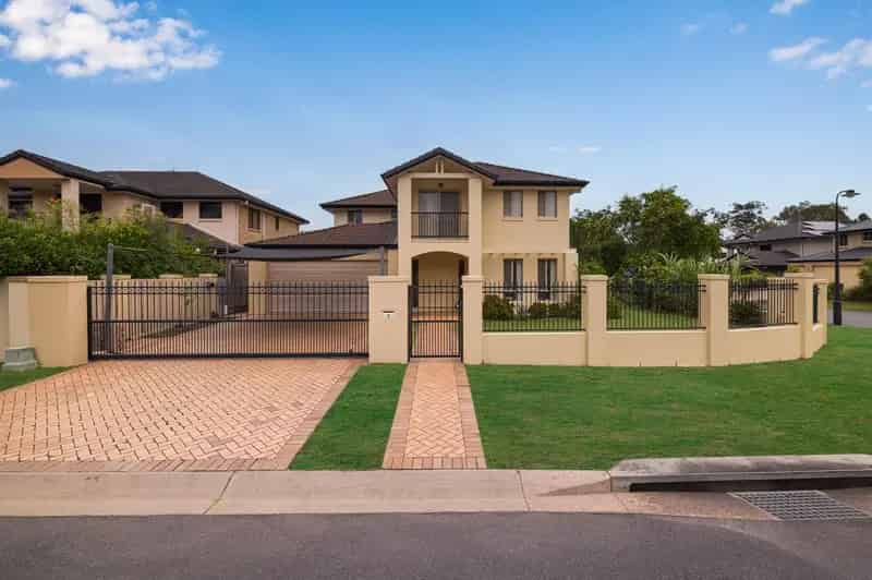 PROMINENT LARGE HOME ON CORNER BLOCK IN ELITE ESTATE OF STRETTON