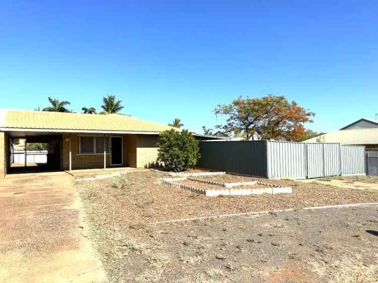 Open plan 2x1 with heaps of parking!