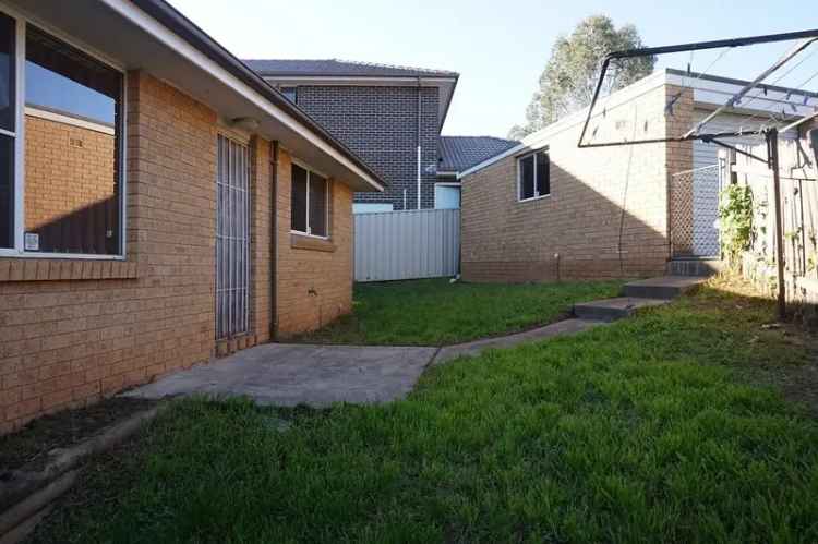 2 Bed Villa Near Campbelltown CBD - Close to Transport Schools Shops