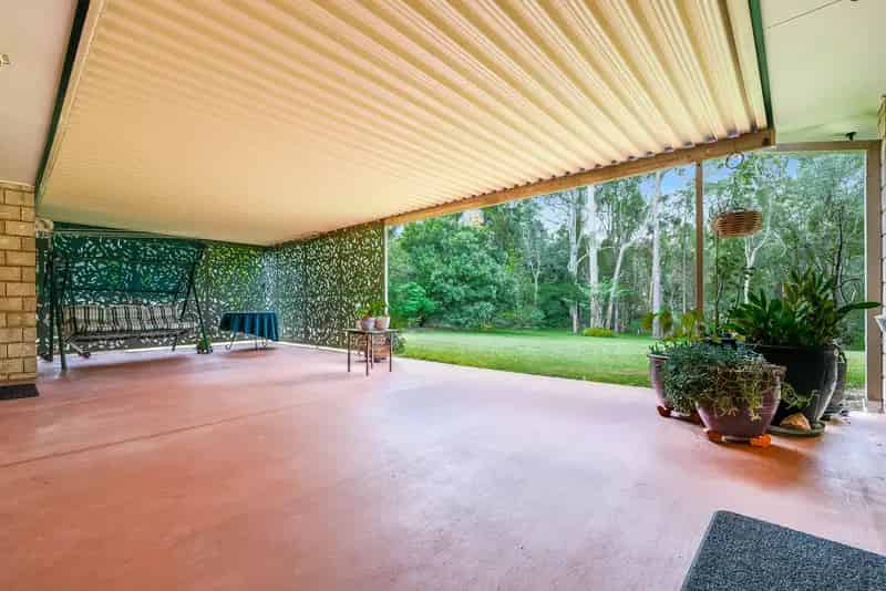 Tropical Park Like Setting On 3095m2 Block