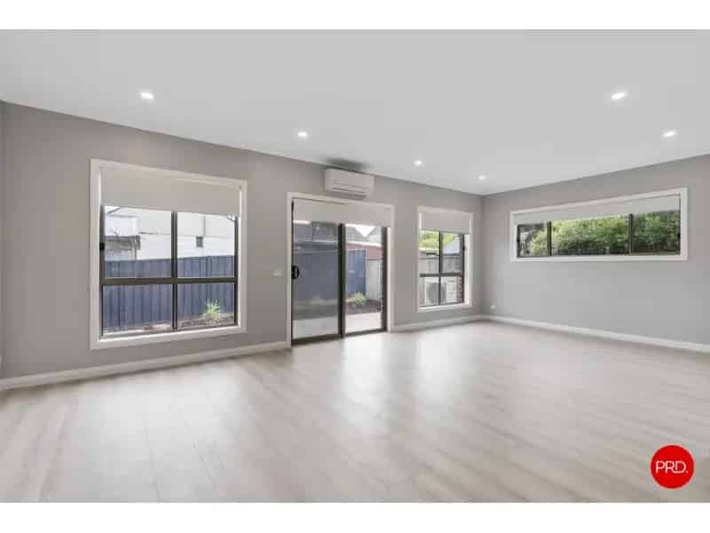 Modern Three Bedroom Unit In North Bendigo!