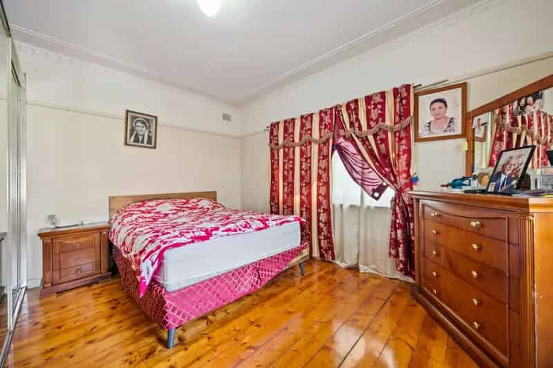 Cozy & Classic 4-Bedroom Home at 37 Wattle Street - 607sqm approx!
