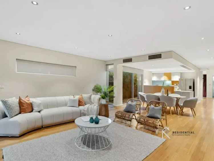 Chic Doubleview Townhouse Near Scarborough Beach