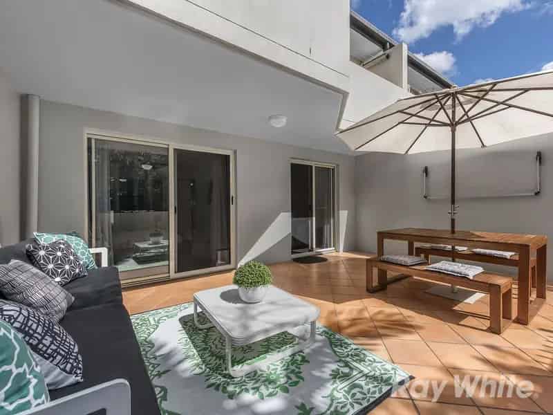 Large, elevated apartment with balcony & courtyard!