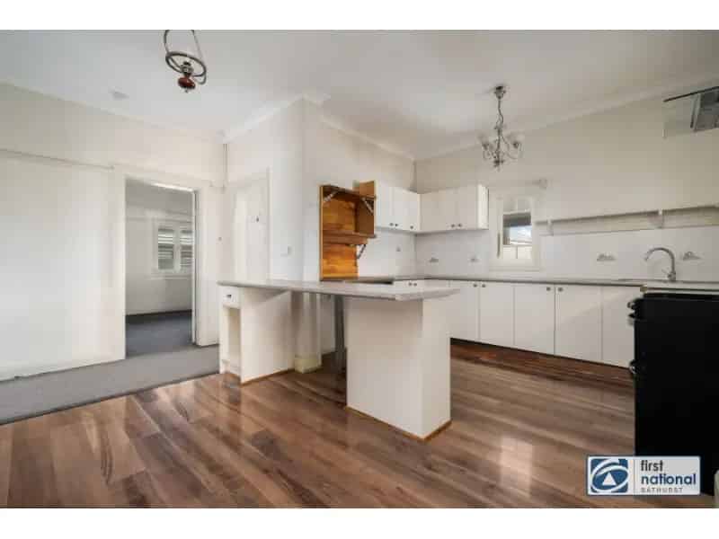 Charming Cottage In Eglinton – Spacious & Sun-Filled!