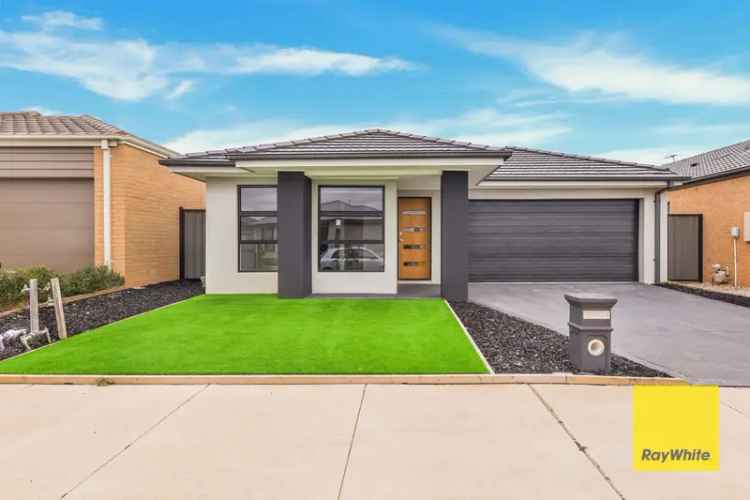 Beautiful Home Close to Tarneit Central!