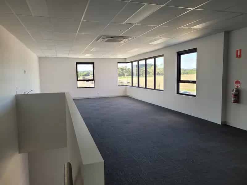 620m2 Warehouse in prime location on Freeway Drive
