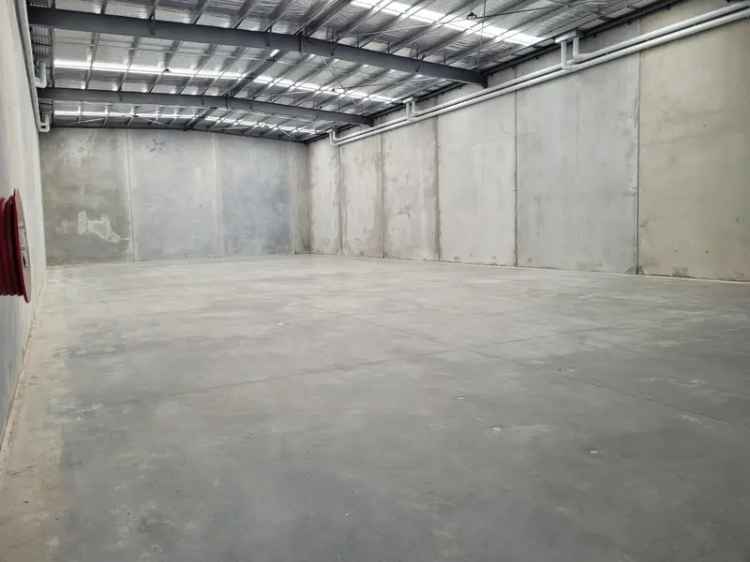 620m2 Warehouse in prime location on Freeway Drive