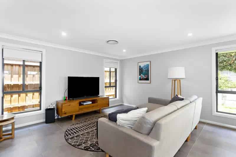 Real Estate For Lease - 43 Friarbird Ridge - Aberglasslyn , NSW