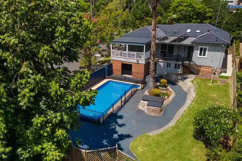Lease stunning 6 bedroom house in Asquith with pool and balcony