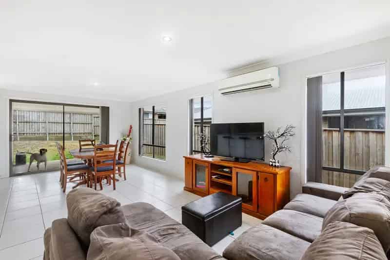 Lease Home Aberglasslyn Four Bedrooms Modern Kitchen Double Garage