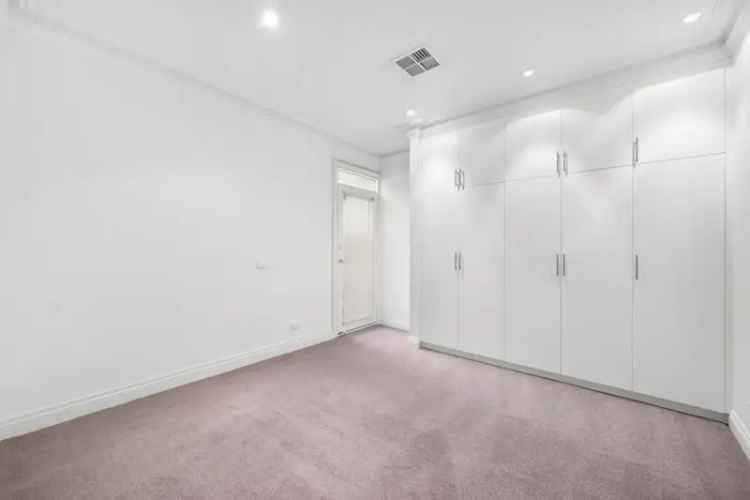 Modern 2-Bedroom Terrace House Near Bay Street