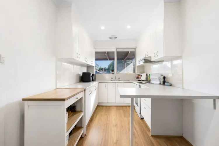 Bright, Airy, Single Level Unit in a Prime Location