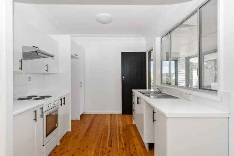 Renovated 3-Bedroom Cottage Cessnock Modern Kitchen Huge Deck Pet-Friendly