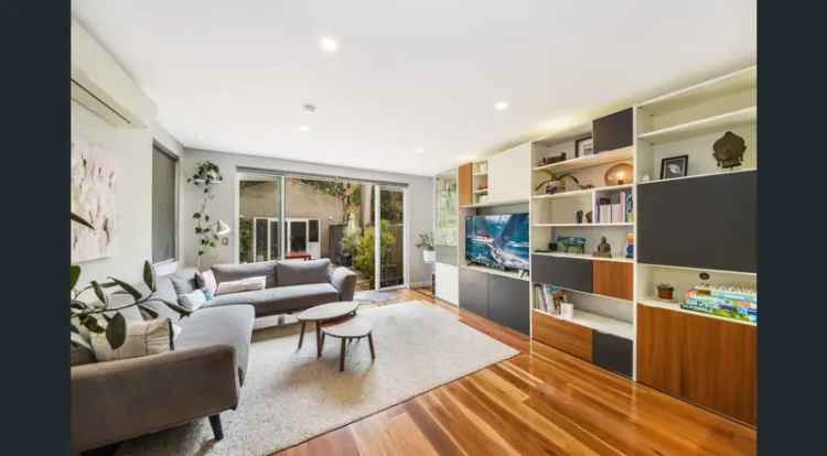 Lease Modern House in Cremorne with Four Bedrooms and Private Courtyard