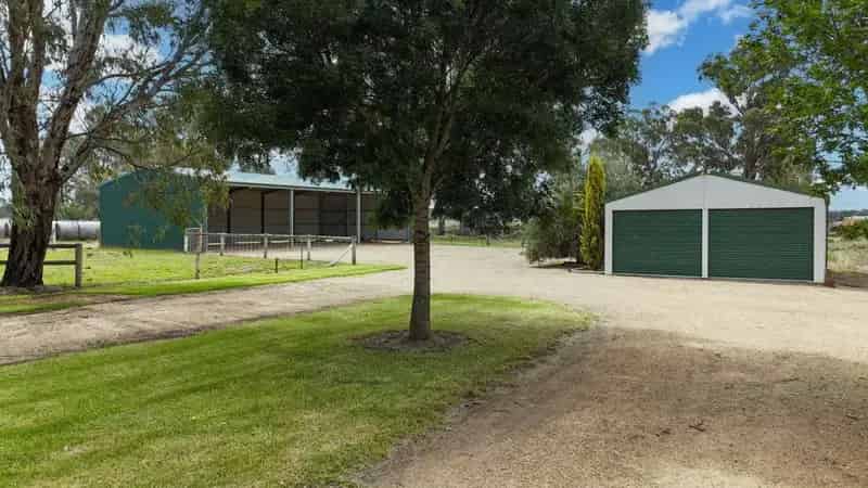 Buy rural property in Murray River with outdoor pool and spacious yard