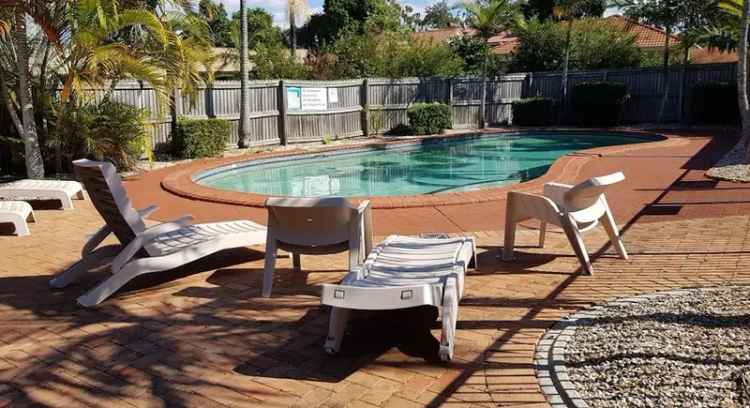 3 Bedroom Townhouse Carseldine Near Shops Schools Pool