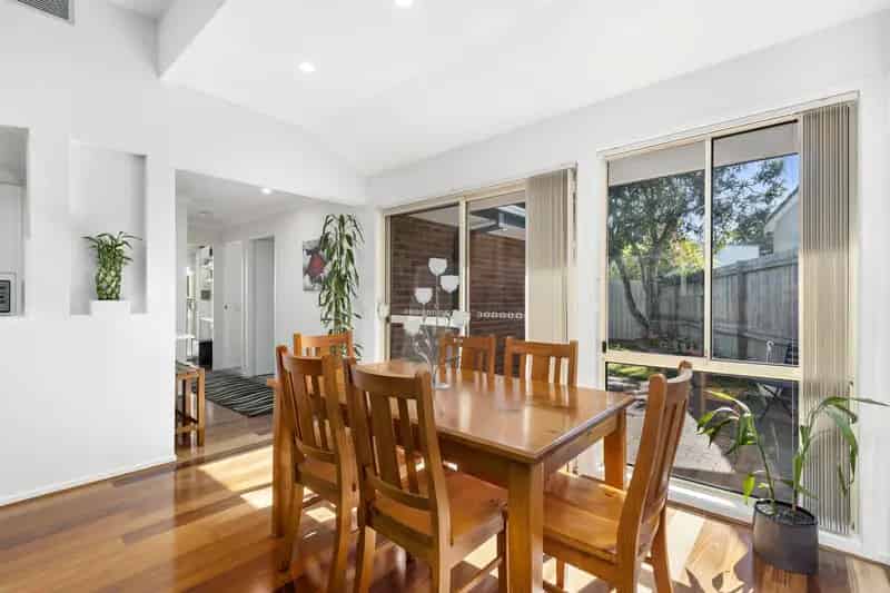 Lease single level brick family home Collaroy with backyard and office