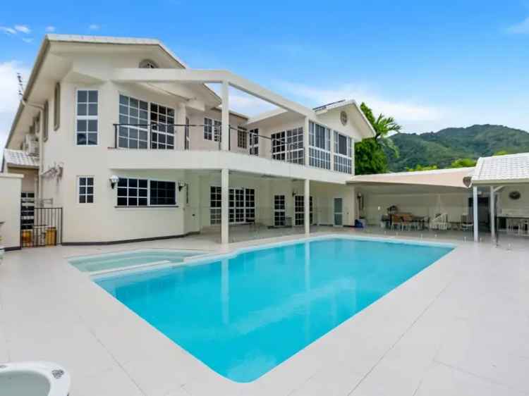 Luxury Cairns Rental: Stunning Views & Private Pool