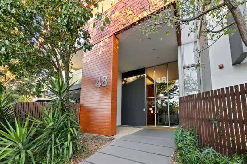 Contemporary Living with Courtyard Charm