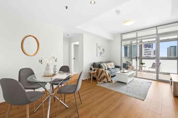 Perfectly Positioned Apartment with City Views and Convenience