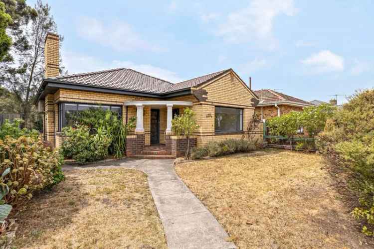 Retro 3-Bedroom Home with North-Facing Garden and Extension Potential