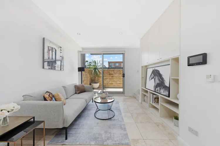 Modern Townhouse Near Mortdale Train Station