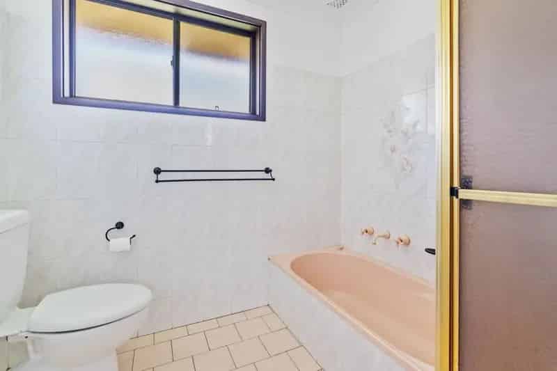 House For Lease in Minto with Pool and Modern Features