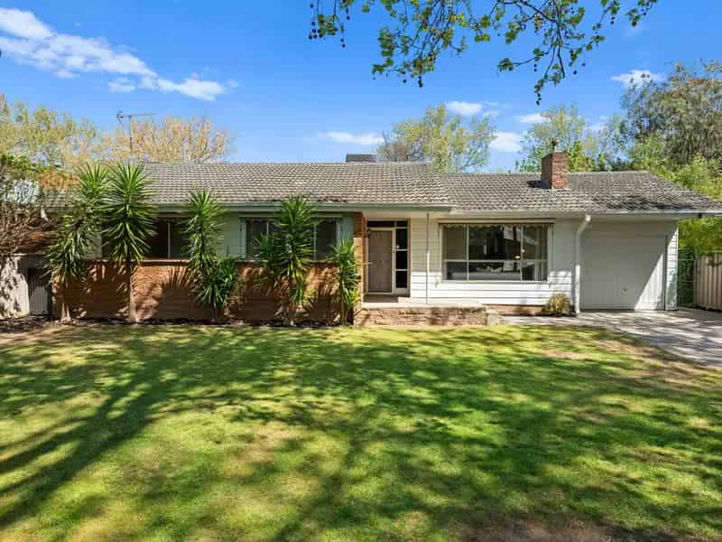 Buy house in Benalla with 3 bedrooms and spacious outdoor area