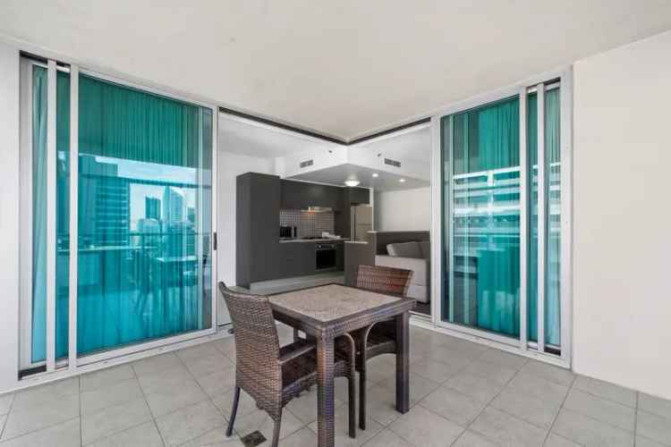 Superb Inner-City Pad in Unbeatable Location Across from Queens Wharf Precinct