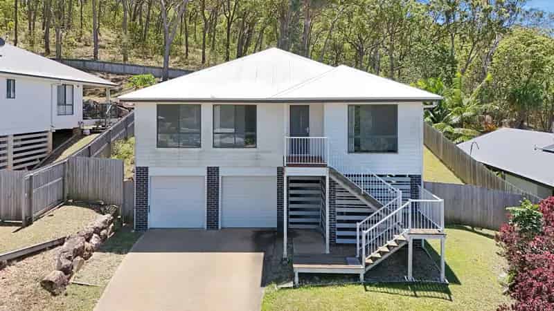 4 BED + 2 BATH HOUSE CLOSE TO TOWN!