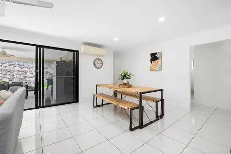 FAMILY LIVING IN CUTTERS RIDGE ESTATE - SPACIOUS FIVE BEDROOM HOME ON AN ELEVATED 782M2 BLOCK WITH SIDE ACCESS & ENDLESS POTENTIAL!