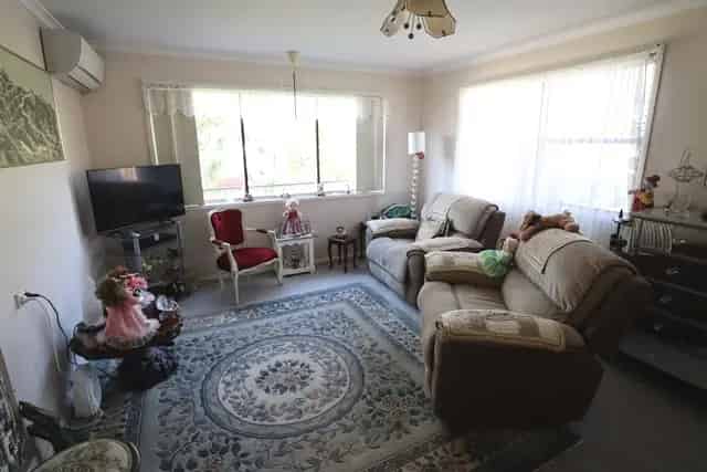 Buy house in town with 3 bedrooms and garden near local cafe