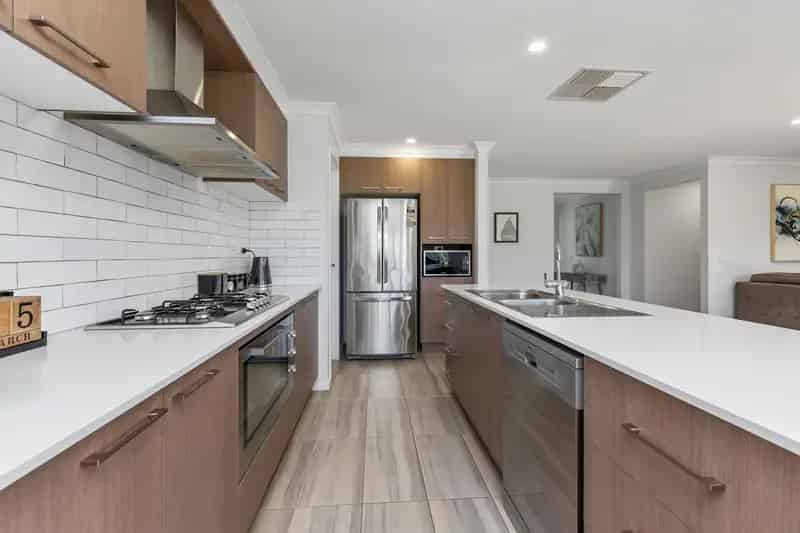 Buy House in Junee with Three Bedrooms and Modern Features