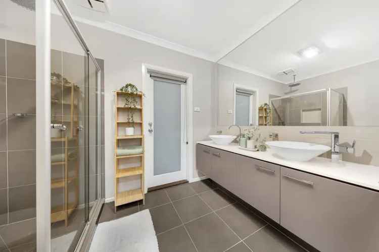 Stunning Family Home in Mernda 4 Bedrooms 2 Bathrooms Double Garage