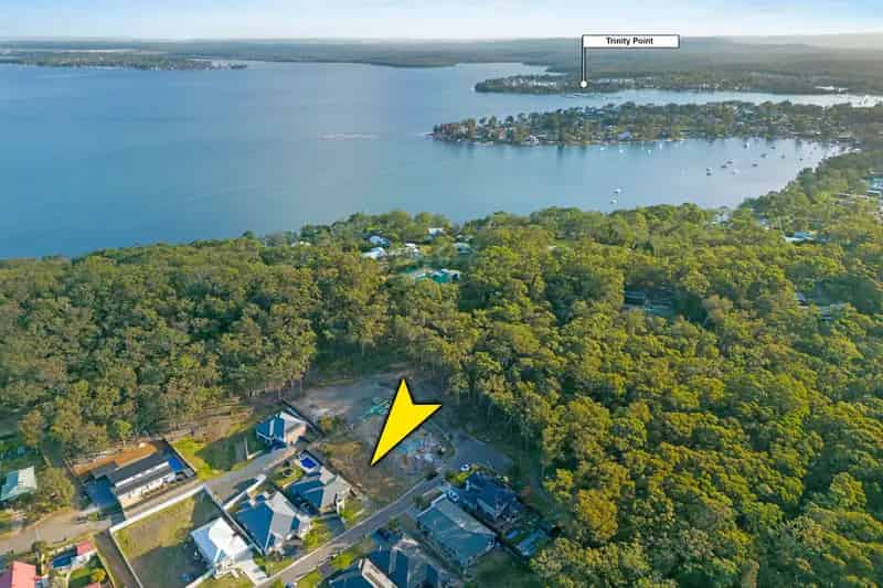 Boutique Lakeside Suburb - 50 Mins North Sydney