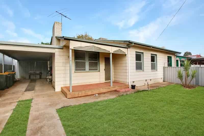 Well-Maintained Three Bedroom Home in Elizabeth North!