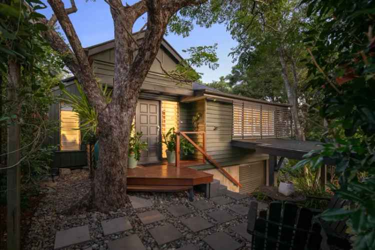 Paddington Queenslander: Modern Kitchen, 3 Beds, 2 Baths, Private Garden