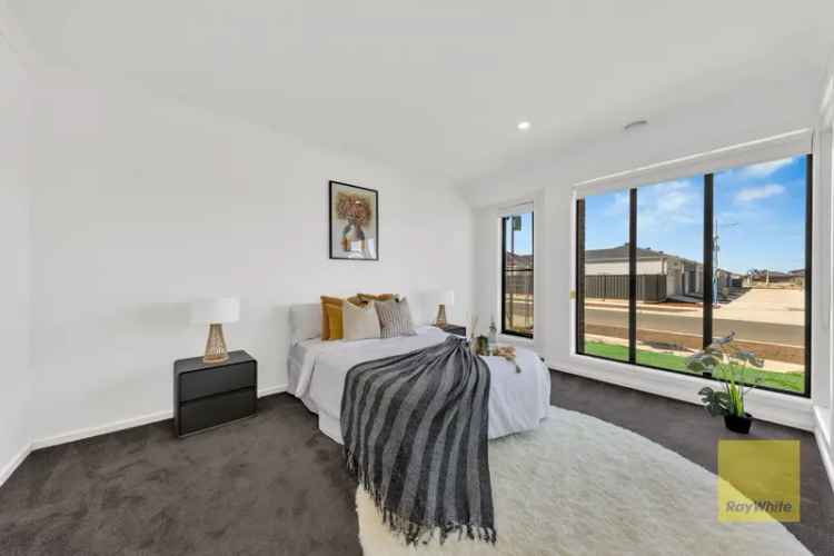 Spacious Family Home near Wyndham Vale Station