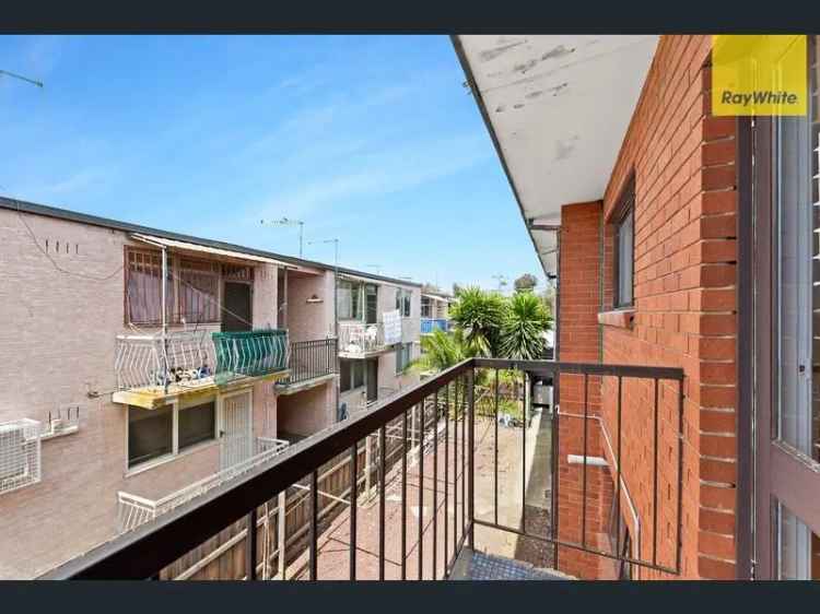 Renovated 2-Bedroom Apartment Near Melbourne CBD