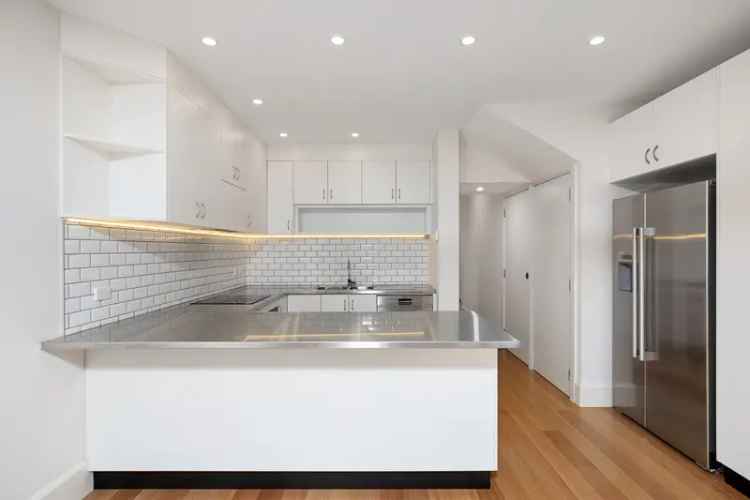 Luxury Tri-Level Terrace Newtown NSW - 4 Beds 4 Baths